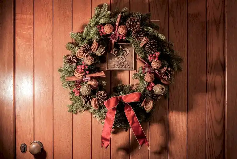Cotswold Luxury-Arrival Scene Wreath 1